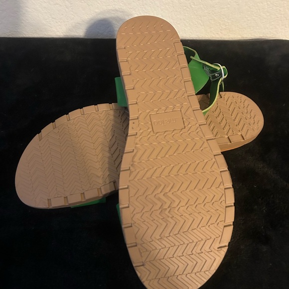 NWOT Me Too Green Women's Sandals - Picture 2 of 2